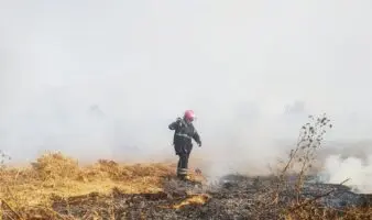 Incendio en pastizales de Neza genera humo en Valle de México... y sigue la contingencia