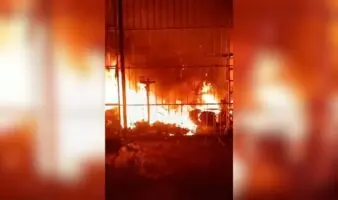 Atienden bomberos incendio en taller automotriz de la GAM | Video