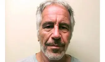 Un cráneo humano, peluches, fotos de mujeres desnudas… El lujoso departamento de Epstein en París