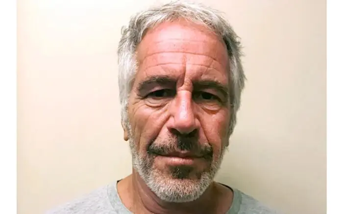 Un cráneo humano, peluches, fotos de mujeres desnudas… El lujoso departamento de Epstein en París