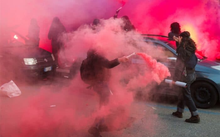 Miles marchan y chocan con la policía en Juegos de Invierno de Milán