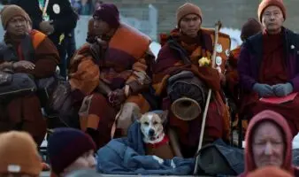 Monjes budistas reúnen a miles en el final de su Caminata por la Paz en Washington