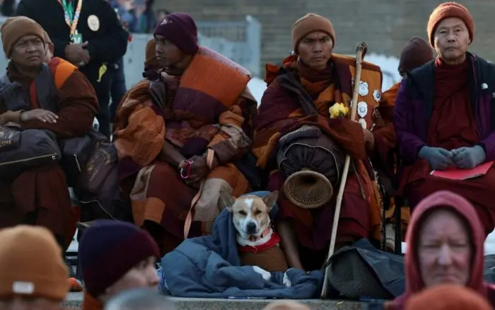 Monjes budistas reúnen a miles en el final de su Caminata por la Paz en Washington