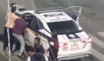 Vecinos de Santa María la Ribera golpean a policía y patrulla; agentes responde con disparos al aire