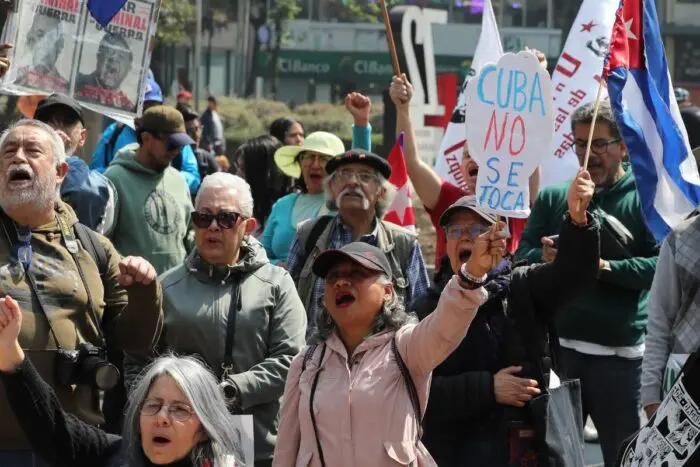 Manifestantes piden a México sostener apoyo a Cuba ante endurecimiento de medidas de EE.UU.