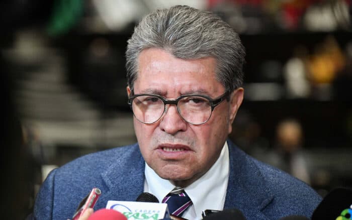 Monreal dice que tiene su renuncia firmada para retirarse cuando deje de ser útil