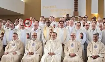 Salesianos arropan a sacerdote procesado por abuso durante nombramiento de nuevo líder