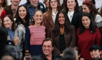 Sheinbaum anuncia incentivos para el cine mexicano; Salma Hayek agradece apoyo