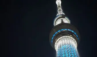 Veinte personas quedan atrapadas más de cinco horas en el ascensor de la torre más alta de Japón