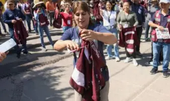Video | Trabajadores de Tequila rompen chalecos guindas que alcalde detenido les 'obligaba' a usar