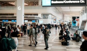 EE.UU. detiene hasta 40 migrantes al día en aeropuertos