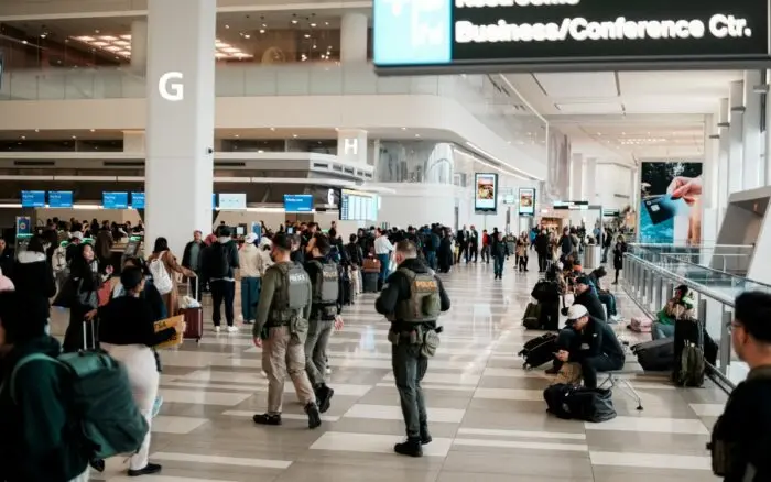 Pese a llegada de ICE, persisten largas filas en los aeropuertos de EE. UU.