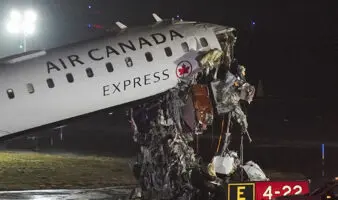 Dos personas mueren tras colisión de avión y camión de bomberos en aeropuerto LaGuardia en Nueva York