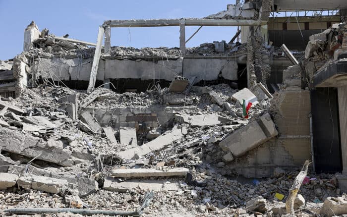 Israel lanza ataques ‘a gran escala’ sobre Teherán mientras Irán afirma controlar el estrecho de Ormuz