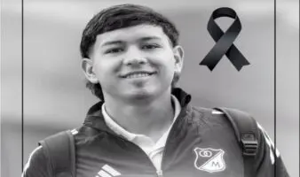 Colapsa, luego muere, futbolista colombiano de 18 años durante un partido | Video