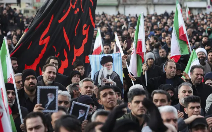 Israel amenaza con matar al sucesor de Jameneí; Irán suspende acto luctuoso