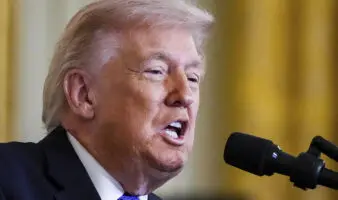 Trump afirma que EE.UU. podría 'librar guerras eternamente' gracias a un 'suministro ilimitado' de armas