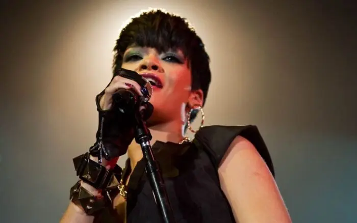 Identifican a la mujer arrestada tras tiroteo contra la casa de Rihanna