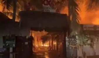 Incendio consume decenas de negocios comerciales en zona turística 'Punta Zicatela' en Oaxaca