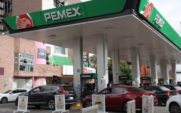 Magna se mantendrá en máximo 24 pesos; Sheinbaum y gasolineros renuevan acuerdo