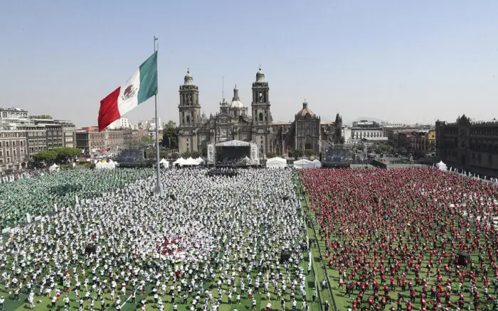 Aristegui en Vivo: Aliados respaldan 'Plan B' de Sheinbaum; presidenta responde a Trump; megaclase de futbol en el Zócalo (16/03/2026)