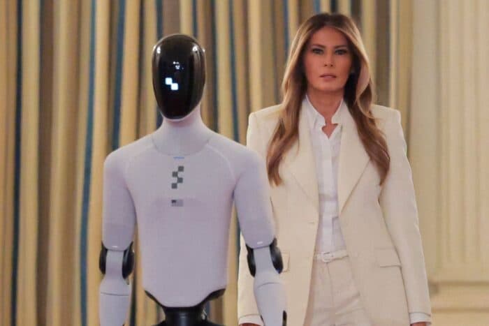 Melania Trump aparece con un robot humanoide en una cumbre sobre educación y tecnología