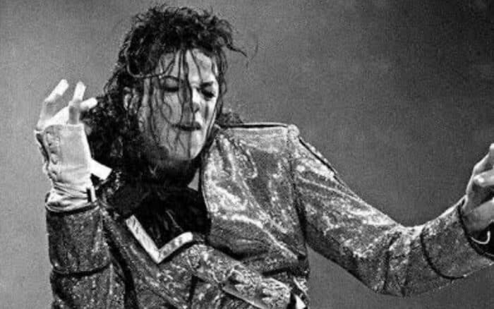 Michael Jackson era un 'depredador infantil en serie' y habría abusado de menor en casa de Elton John, acusa nueva demanda en EE.UU.