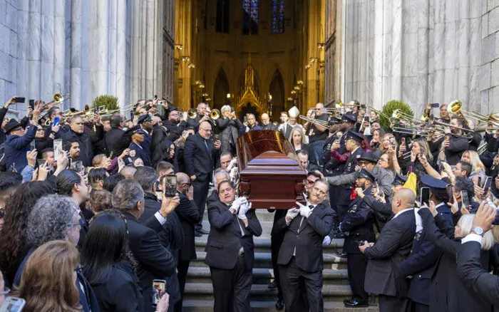 Aristegui en Vivo: Tensión mundial por guerra y precios del petróleo; colapsa edificio en Cuauhtémoc; trombonistas despiden a Willie Colón (10/03/2026)