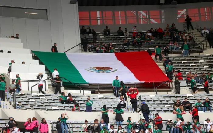 Muere aficionado en estado de ebriedad tras caer del segundo piso del Estadio Azteca