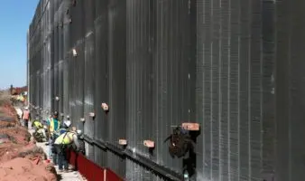 Este es el muro negro que Estados Unidos construye en la frontera con México para dificultar escalada de migrantes