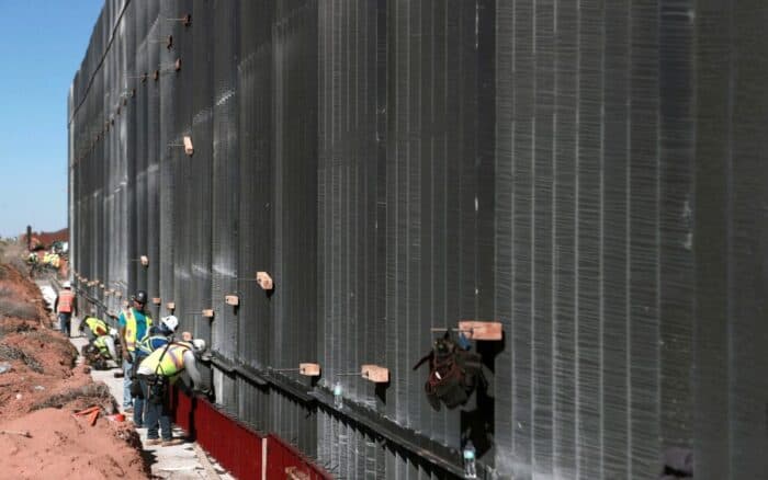 Este es el muro negro que Estados Unidos construye en la frontera con México para dificultar escalada de migrantes