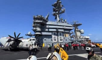 USS Nimitz navega frente a México y recibe a funcionarios durante despliegue regional