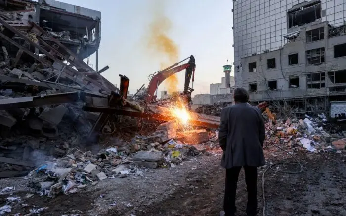Resumen | Tercera noche de guerra: Bombardeos masivos en Teherán, ataque en embajada de EE.UU. y bloqueo de Ormuz
