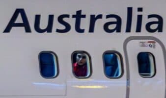 Llega el equipo femenil iraní a Malasia; una decide volver a su país tras aceptar visado australiano | Video