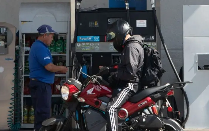SHCP pide calma ante posible aumento en la gasolina por conflicto en Medio Oriente