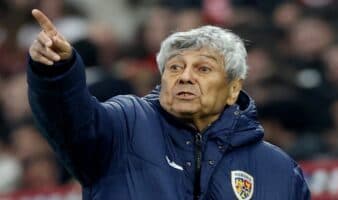 Mundial 2026: Hospitalizan a técnico rumano tras caer en al repesca europea | Video
