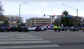 Dos muertos, incluyendo atacante, durante tiroteo en universidad de Virginia; FBI investiga terrorismo