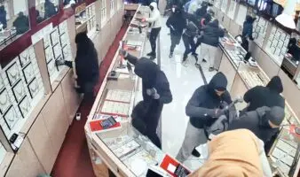 Video | ¡De película! En 70 segundos, banda roba 1.7 millones de dólares en joyas
