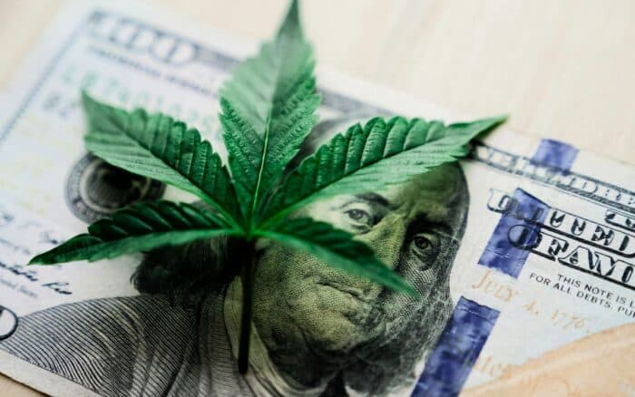 EE.UU. reclasifica la marihuana medicinal como una droga de menor riesgo