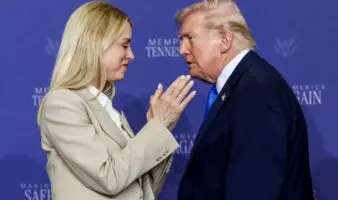 Trump destituye a la fiscal general, Pam Bondi