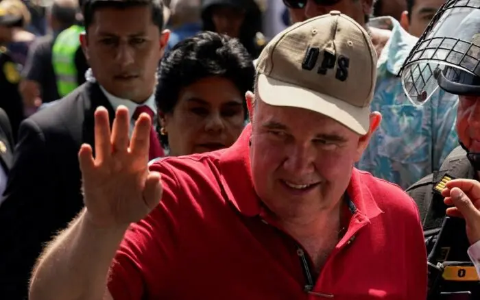 Candidato peruano convoca a plantón; sigue ajustado conteo de votos