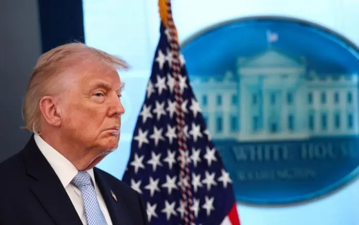 Trump afirma que tiene 'negociaciones intensas' con Irán a horas del plazo de su amenaza