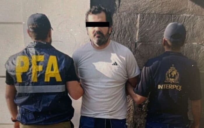 Aristegui en Vivo: Cae contralmirante Fernando Farías, acusado de huachicol fiscal; investigación 'automática' a Ebrard (24/04/2026)