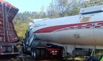 Autopista Toluca–Naucalpan sigue cerrada por derrame