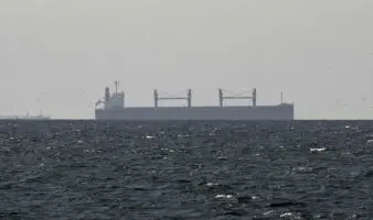 Irán golpea instalaciones energéticas del Golfo y abre diálogo con Omán sobre navegación en Ormuz