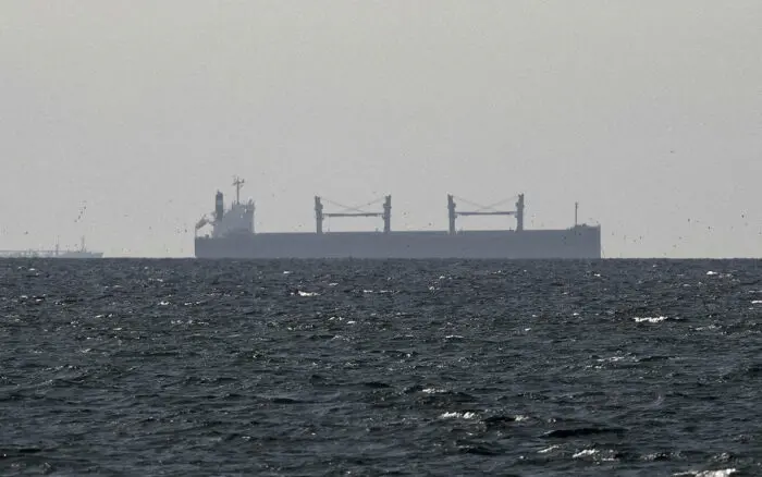 Irán golpea instalaciones energéticas del Golfo y abre diálogo con Omán sobre navegación en Ormuz