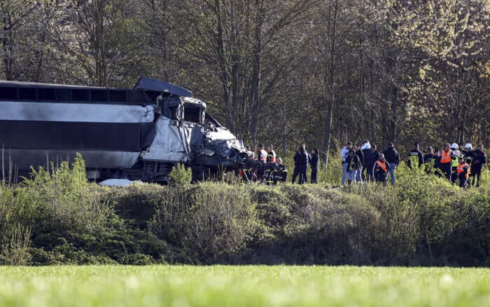 Al menos un muerto y varios heridos tras choque de tren con camión militar en Francia