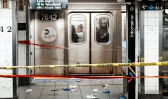 Hombre apuñala a varias personas en el metro de NY; decía ser Lucifer