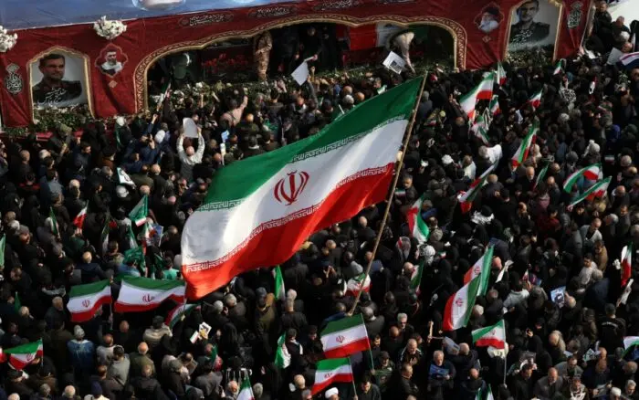 Irán califica de 'inútil' y 'estúpido' ultimátum de Trump y amenaza de ataques 'sin restricciones'