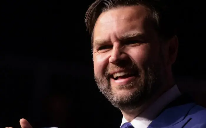 J.D. Vance bromea y dice que la primera propuesta de paz de Irán se redactó 'con ChatGPT'